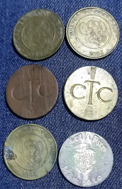 Monedas de colección Chuck E. Cheese y CTC - miniatura 1