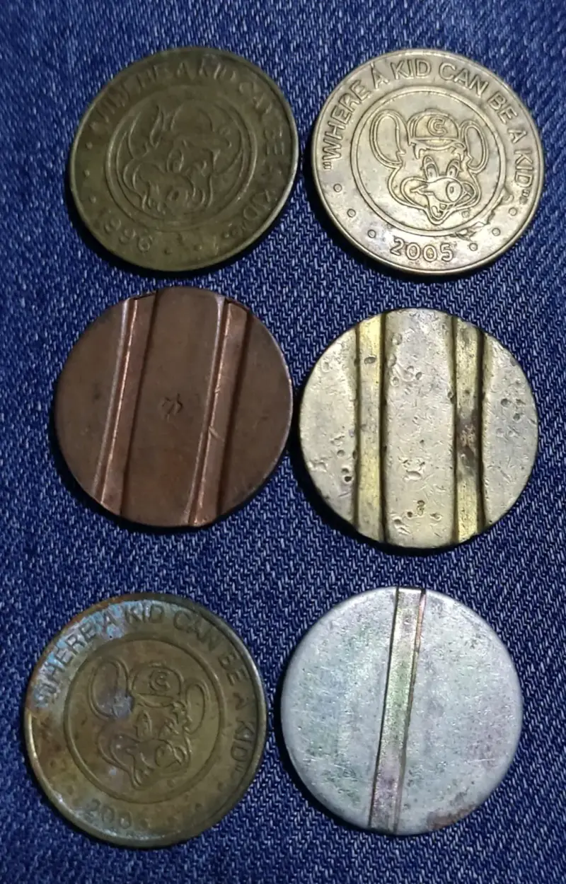 Monedas de colección Chuck E. Cheese y CTC - 2