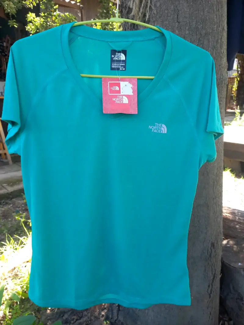 Polera deportiva The North Face verde para mujer