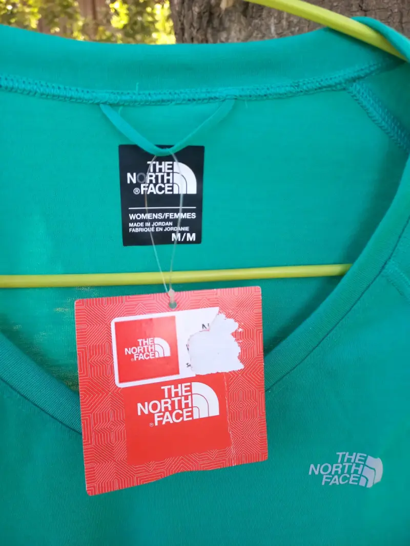 Polera deportiva The North Face verde para mujer - 2