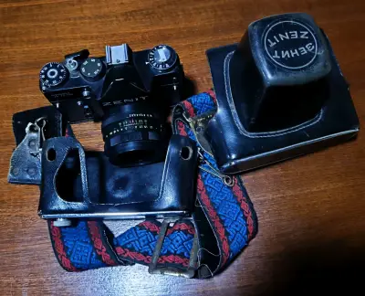 Cámara analógica Zenit TTL con funda y correa - miniatura 1