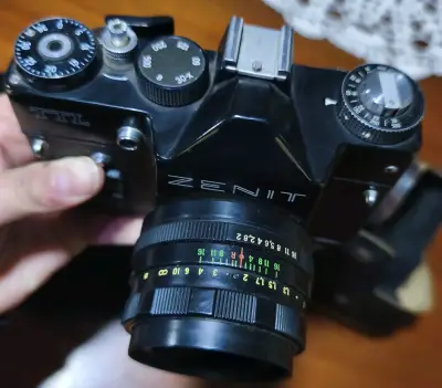 Cámara analógica Zenit TTL con funda y correa - miniatura 2