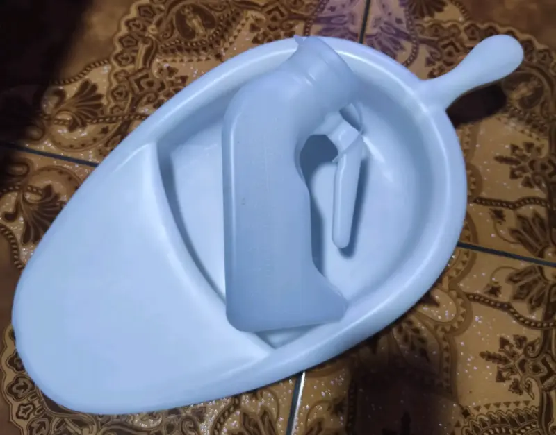 Orinal de plástico para adultos con asa - 1