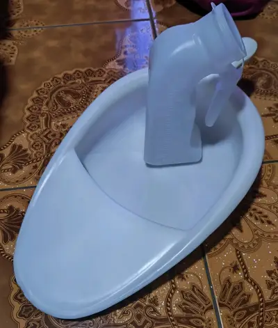 Orinal de plástico para adultos con asa - miniatura 2