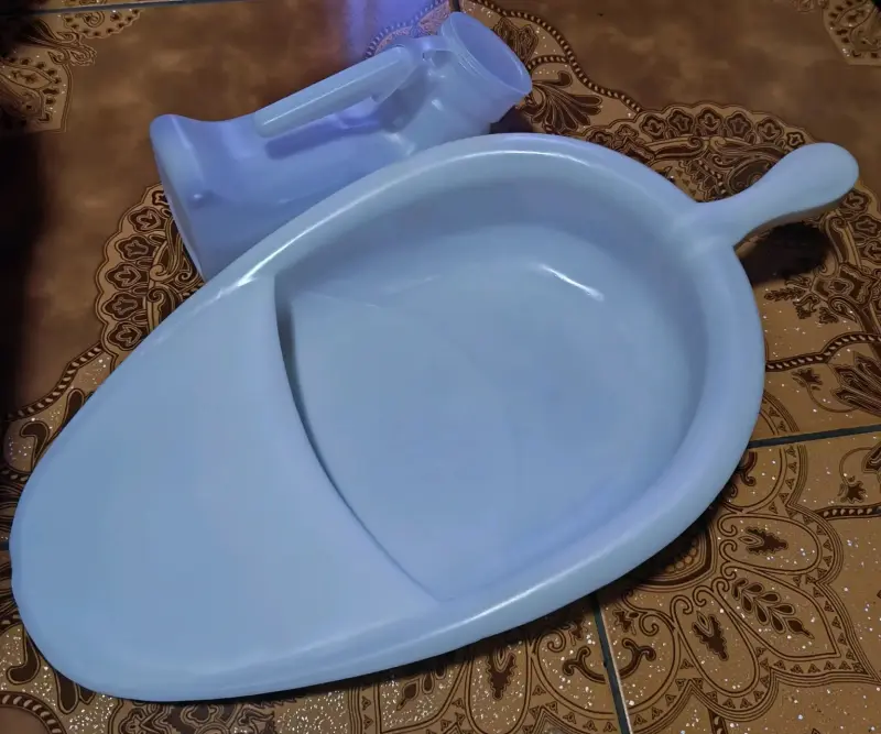 Orinal de plástico para adultos con asa - 3