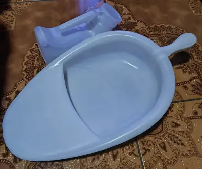 Orinal de plástico para adultos con asa - miniatura 3