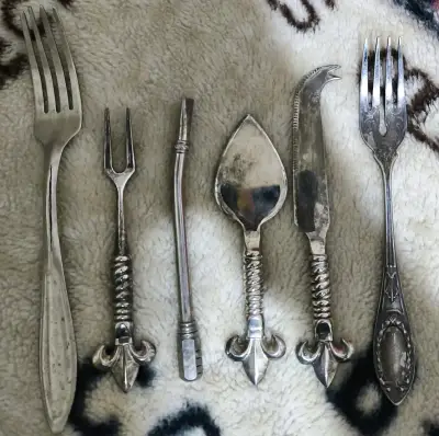 Juego de cubiertos antiguos de metal decorativos - miniatura 1