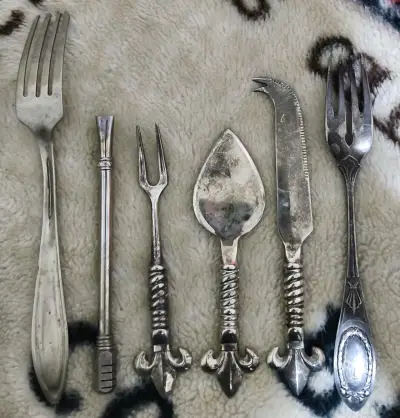 Juego de cubiertos antiguos de metal decorativos - miniatura 2
