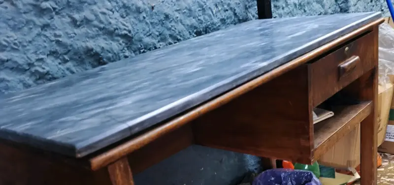 Mesa de mármol con base de madera - 2