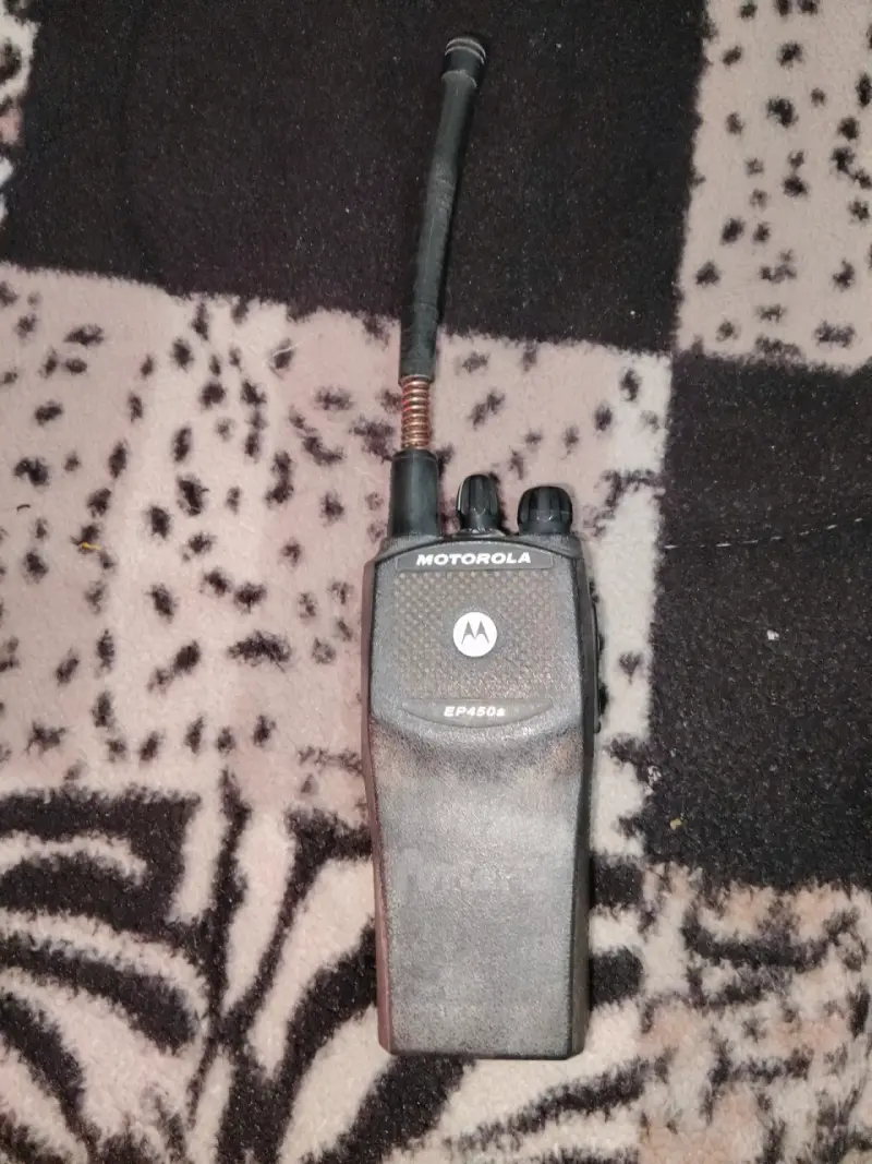 Radio portátil Motorola EP450 con batería - 2