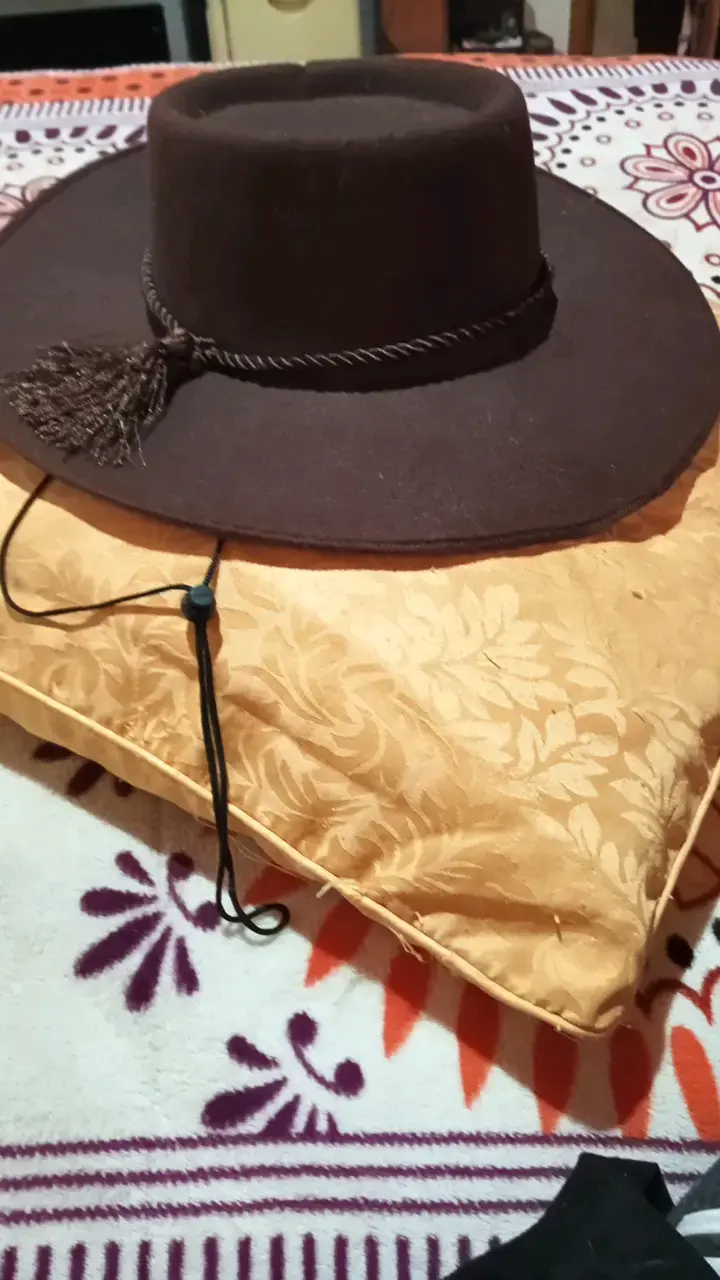 Sombrero de huaso chileno marrón con borla