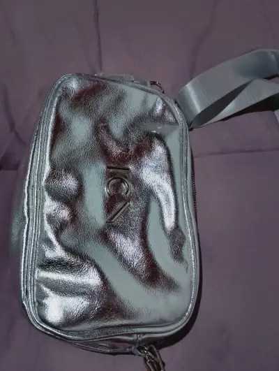 Cartera plateada con correa ajustable icono - miniatura 1