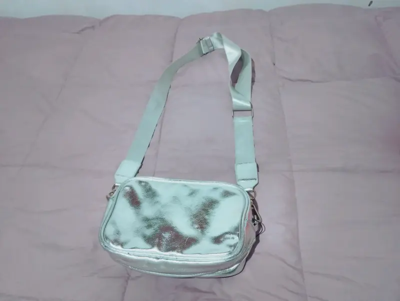 Cartera plateada con correa ajustable icono - 3