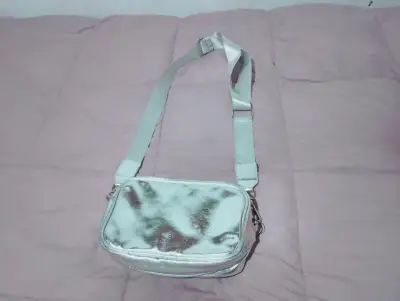Cartera plateada con correa ajustable icono - miniatura 3