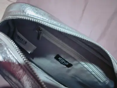 Cartera plateada con correa ajustable icono - miniatura 4