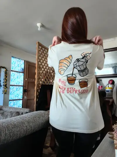 Polera beige con diseño de café y croissant - miniatura 1
