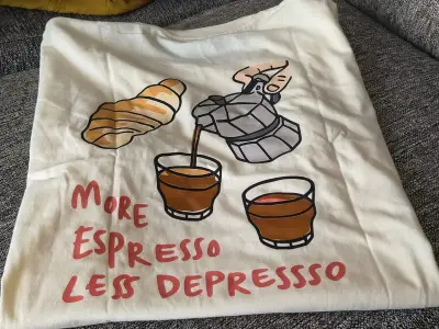 Polera beige con diseño de café y croissant - miniatura 2