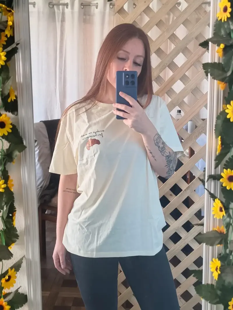 Polera beige con diseño de café y croissant - 3