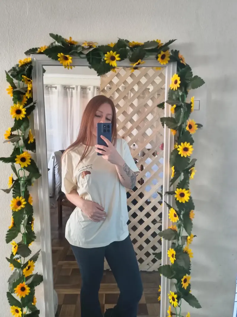 Polera beige con diseño de café y croissant - 4