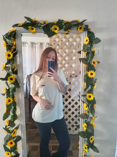 Polera beige con diseño de café y croissant - miniatura 4