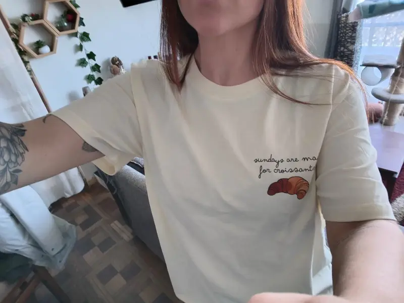 Polera beige con diseño de café y croissant - 5