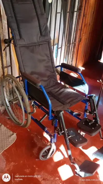 Silla de Ruedas Plegable con Reposapiés Ajustables - miniatura 1