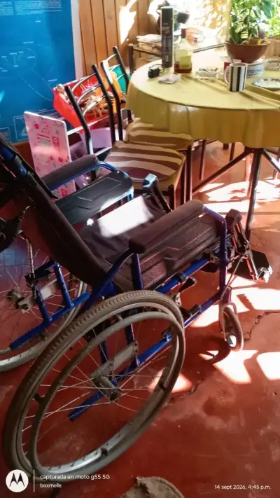 Silla de Ruedas Plegable con Reposapiés Ajustables - miniatura 2