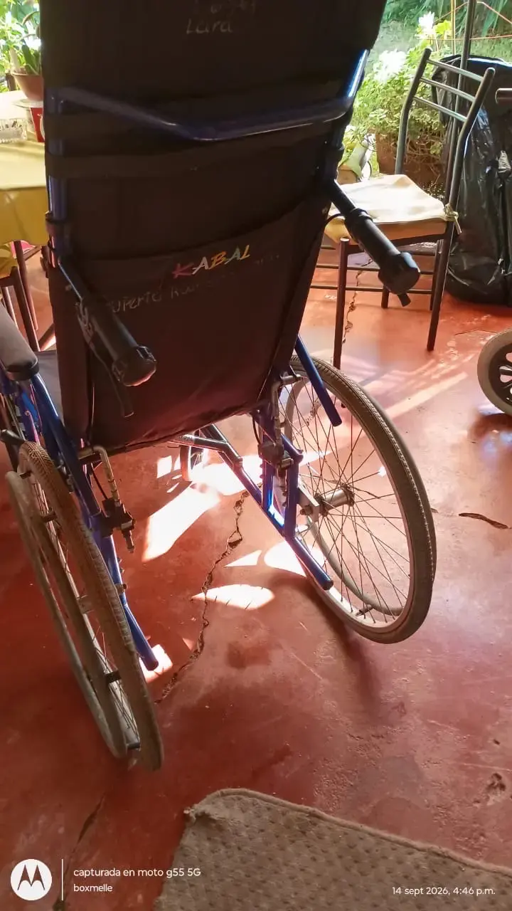 Silla de Ruedas Plegable con Reposapiés Ajustables - 3