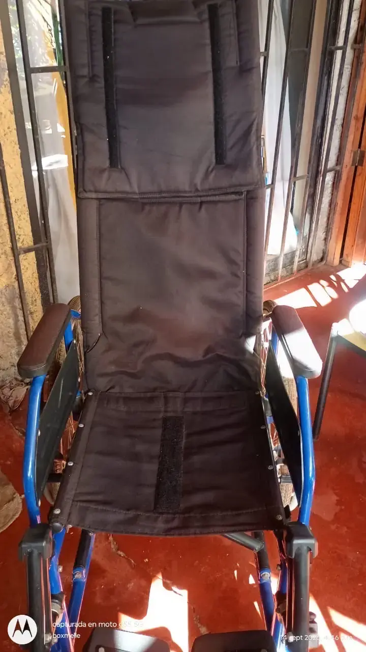Silla de Ruedas Plegable con Reposapiés Ajustables - 5