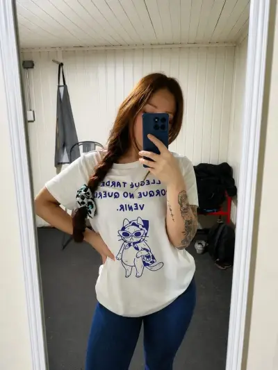 Polera blanca con diseño de gato y frase divertida - miniatura 1