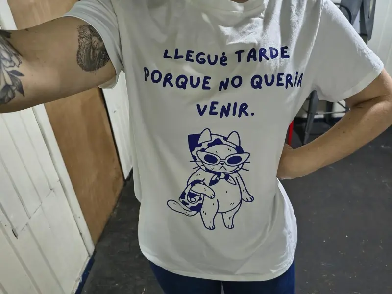 Polera blanca con diseño de gato y frase divertida - 2