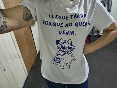 Polera blanca con diseño de gato y frase divertida - miniatura 2