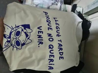 Polera blanca con diseño de gato y frase divertida - miniatura 3