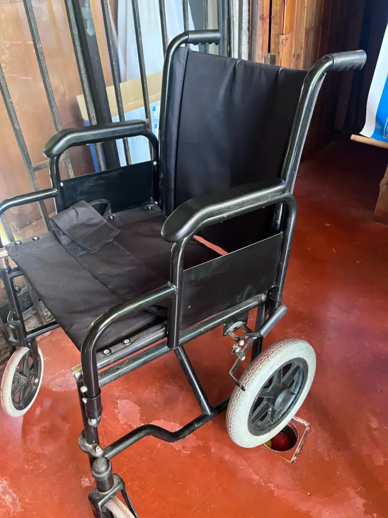 Silla de ruedas plegable negra en buen estado - 1