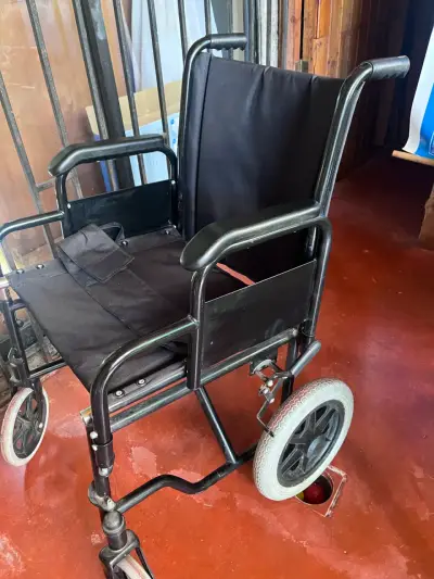 Silla de ruedas plegable negra en buen estado - miniatura 1