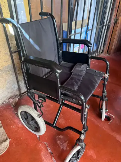 Silla de ruedas plegable negra en buen estado - miniatura 2