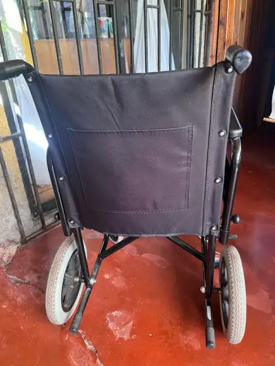Silla de ruedas plegable negra en buen estado - miniatura 3