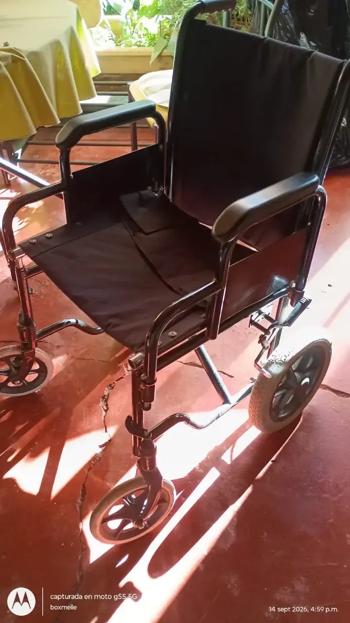 Silla de ruedas plegable negra en buen estado - 4