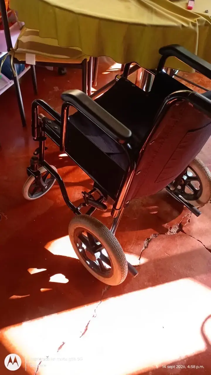 Silla de ruedas plegable negra en buen estado - 5