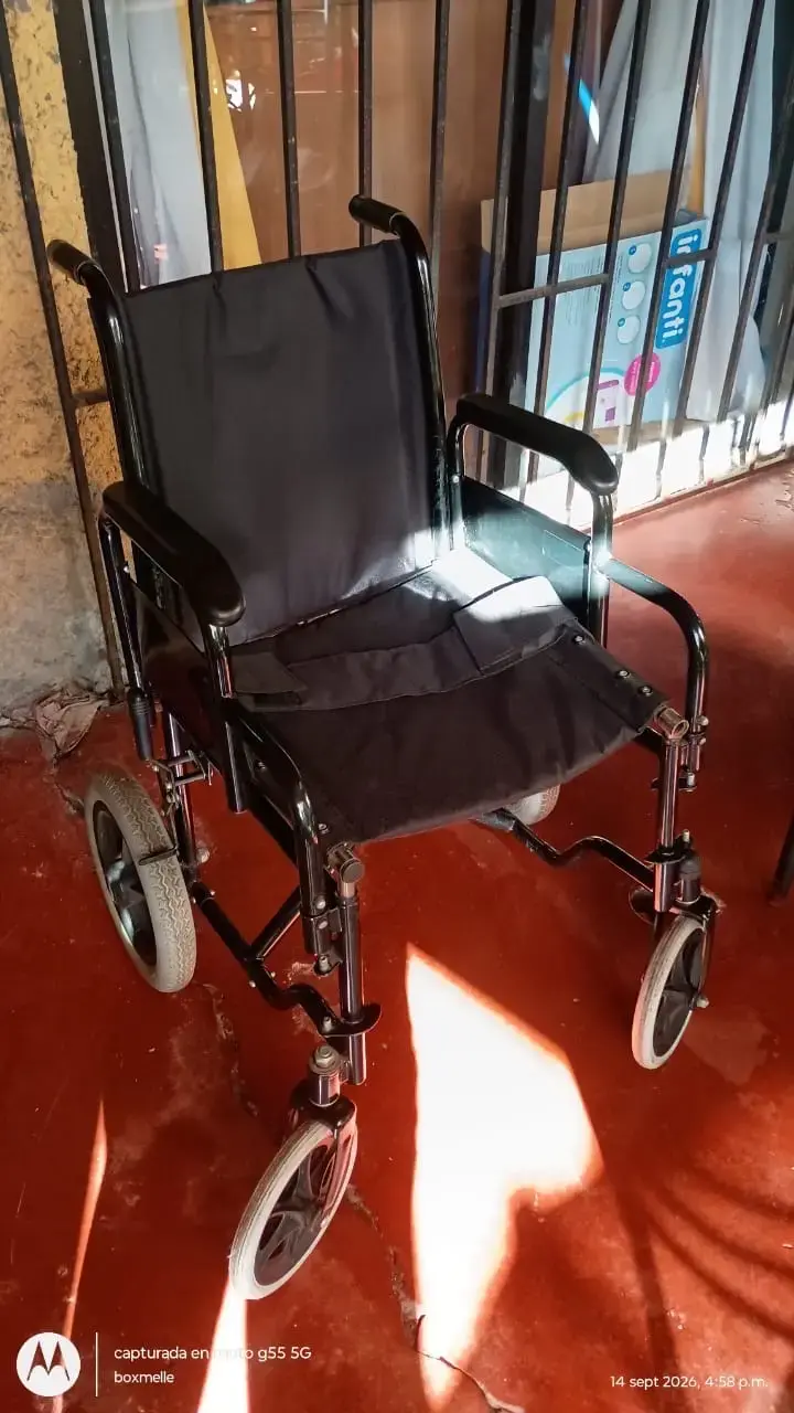 Silla de ruedas plegable negra en buen estado - 6