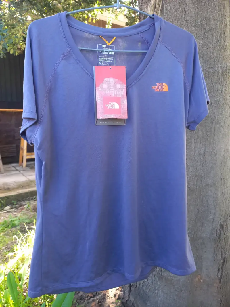Polera deportiva azul The North Face para mujer