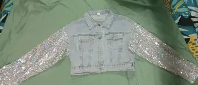 Chaqueta de mezclilla con mangas de lentejuelas - miniatura 1