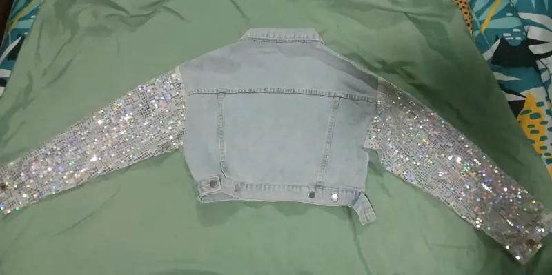 Chaqueta de mezclilla con mangas de lentejuelas - 2