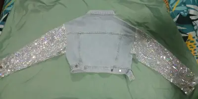 Chaqueta de mezclilla con mangas de lentejuelas - miniatura 2