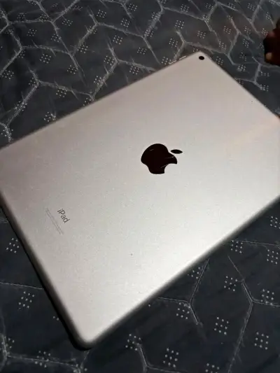 iPad Apple (Novena Generación) 64G - miniatura 1