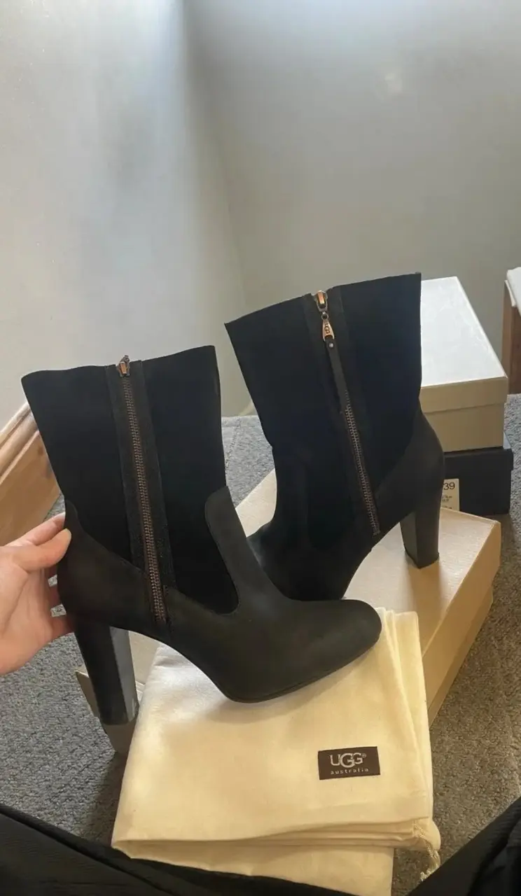Botines de tacón alto negros UGG
