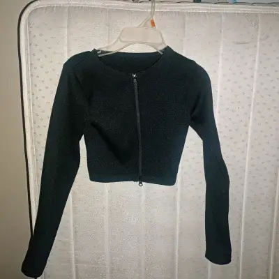 Chaqueta corta negra con cierre frontal - miniatura 1