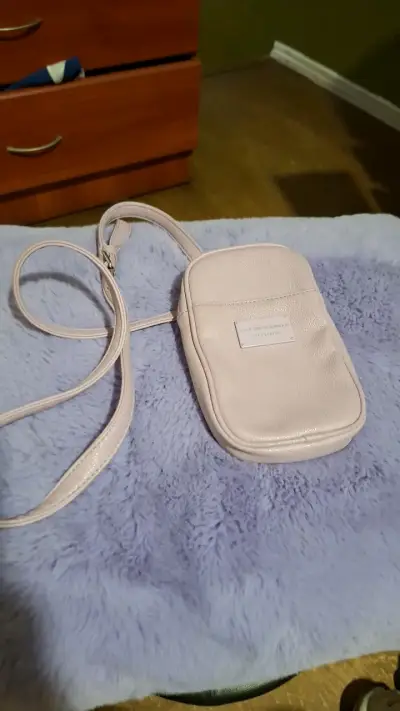 Cartera cruzada beige con diseño elegante - miniatura 1