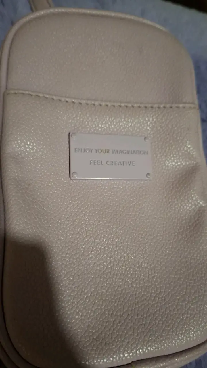 Cartera cruzada beige con diseño elegante - 2