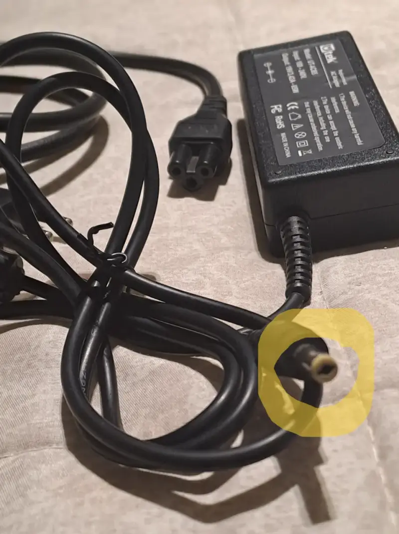 Adaptador de Corriente Utek UT-AC65 65W - 2